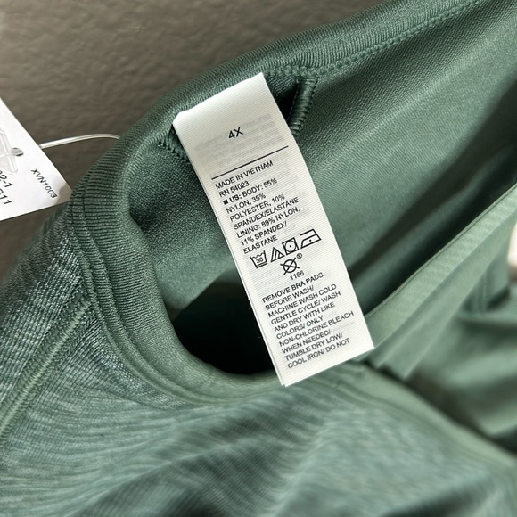 NWT Old Navy Sports bra with Bra Pads size 4x - Picture 3 of 3